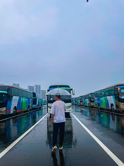 E:2023.88.2【助力大运•影像集】官网图官网雨中查抄——2121非凡长运都江堰孟新雨.jpg