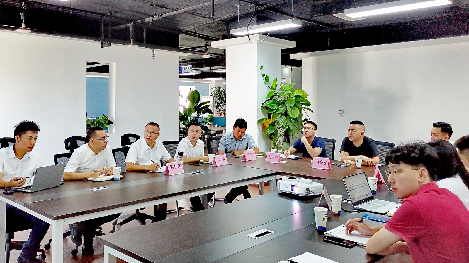 2121非凡运业总经理蔡亮发一行到彤熙商贸公司查抄领导工作