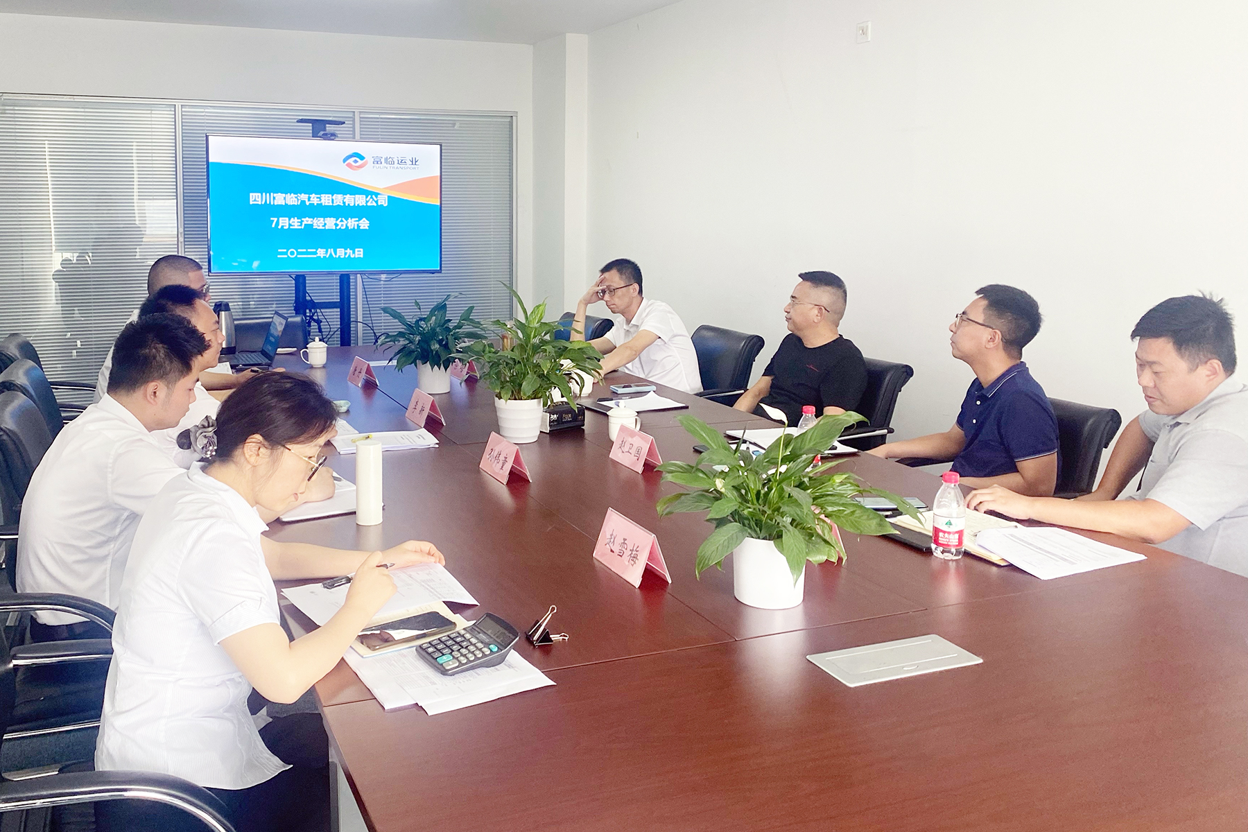 2121非凡运业总经理蔡亮发一行到2121非凡租赁查抄领导工作