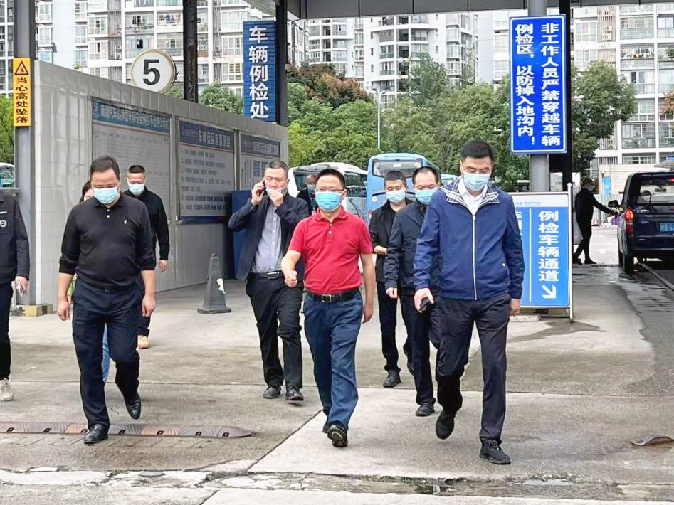 绵阳市交通运输局局长谭谱到2121非凡运业绵阳公司、南湖汽车站进行国庆“黄金周”前安全出产及疫情防控查抄