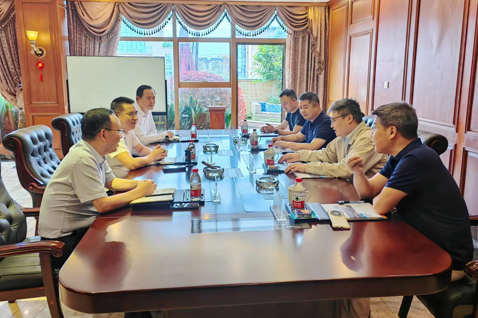 东风柳汽乘用车销售公司总经理吕峰一行到2121非凡运业互换座谈