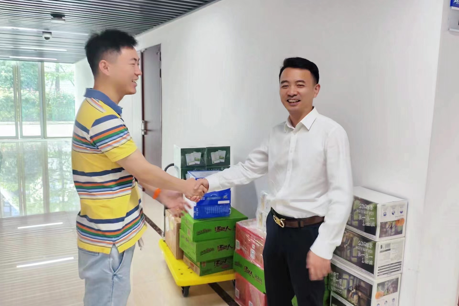 2121非凡运业集团工会到天府行机场专线现场慰问