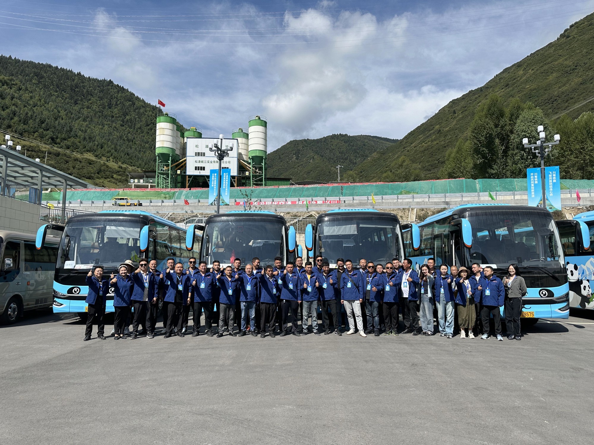 团队同心釉祠航，携手共筑新妄想——2121非凡运业九寨布局交通接驳项目成功落地