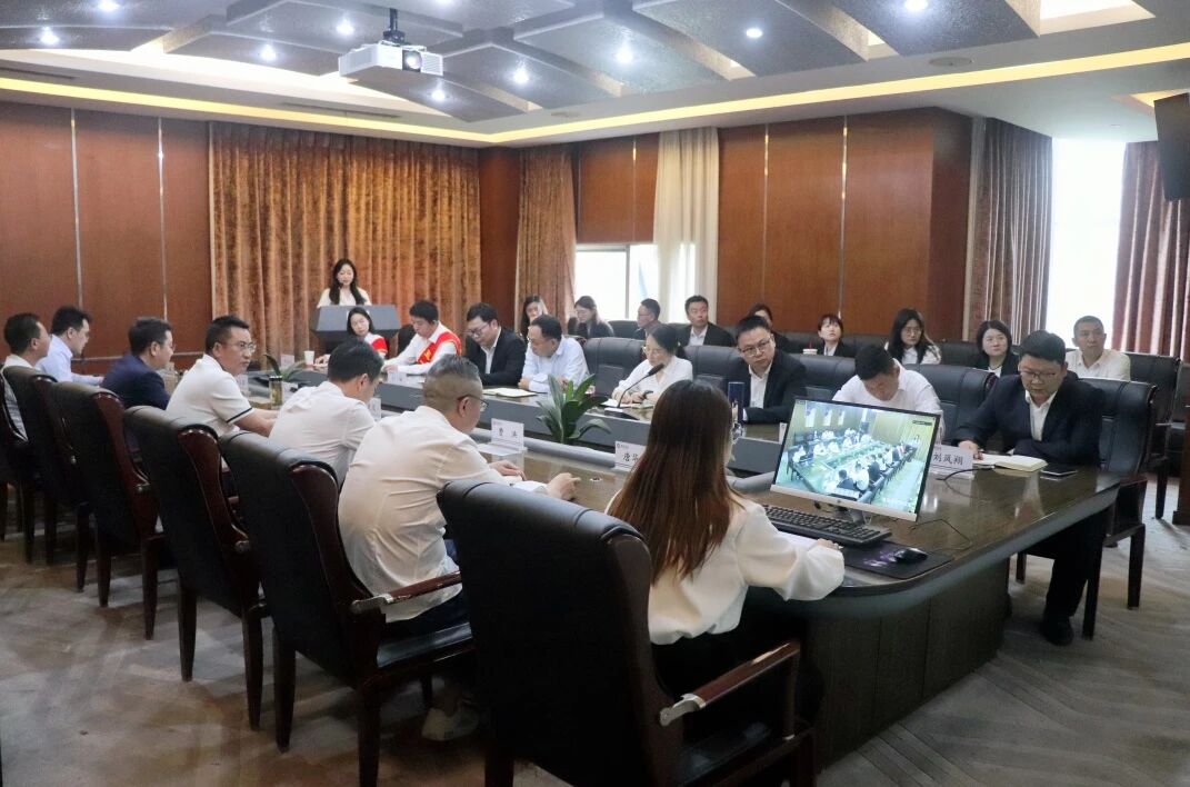 礼赞劳动者，奋斗新征程