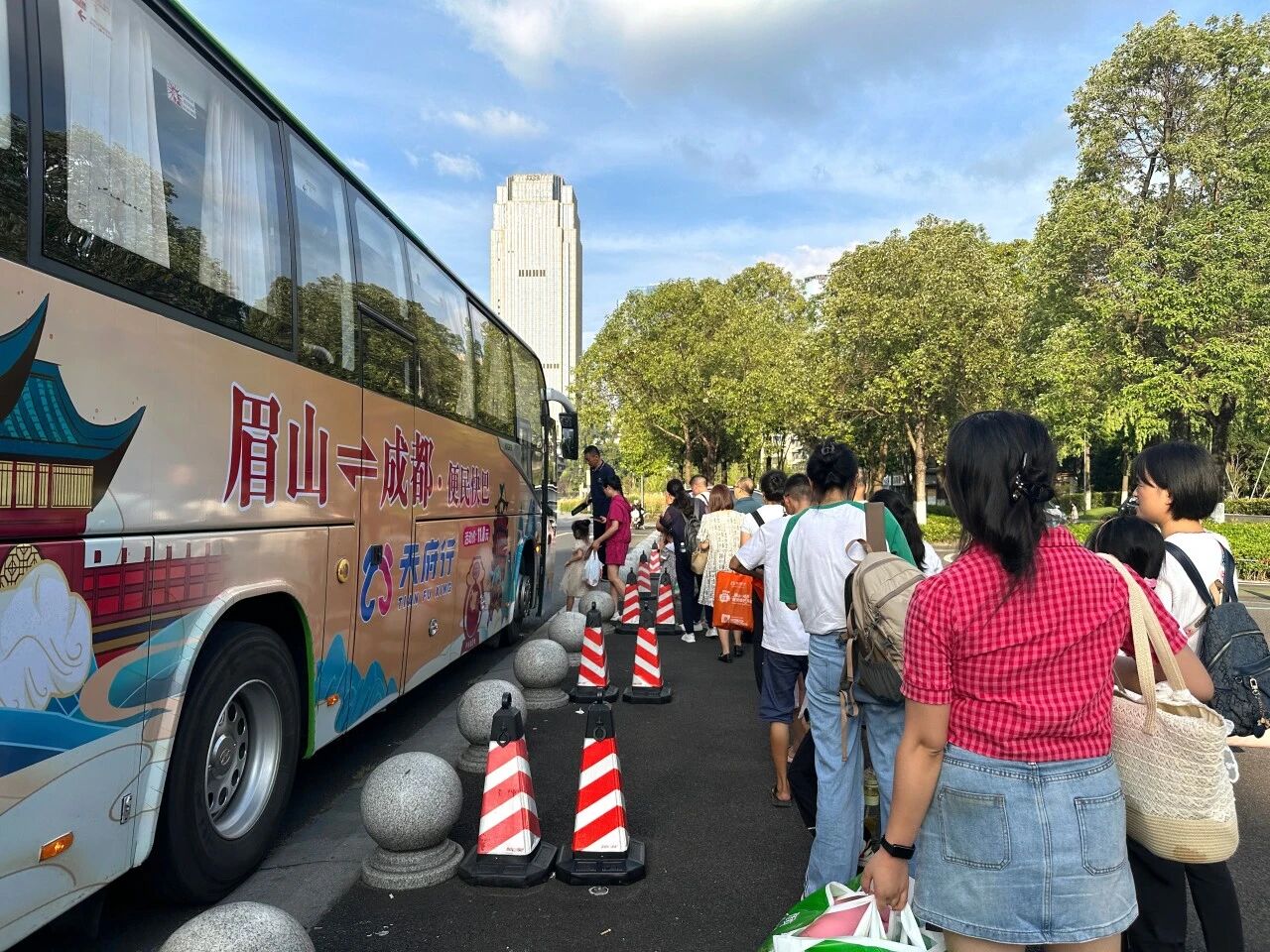 天府行便民快巴获新华社权威报路：让“双城记”更便捷，跑出民生幸福“加快度”！